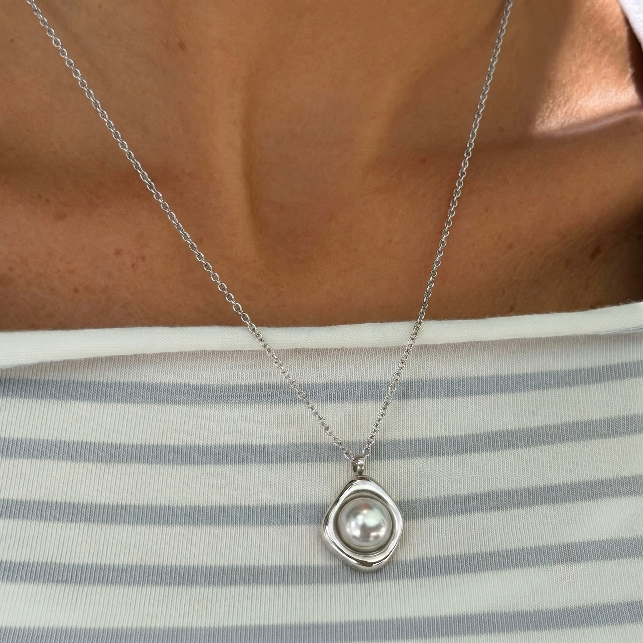 Pretty Pearl Aura Necklace - Vantage Jewelry
