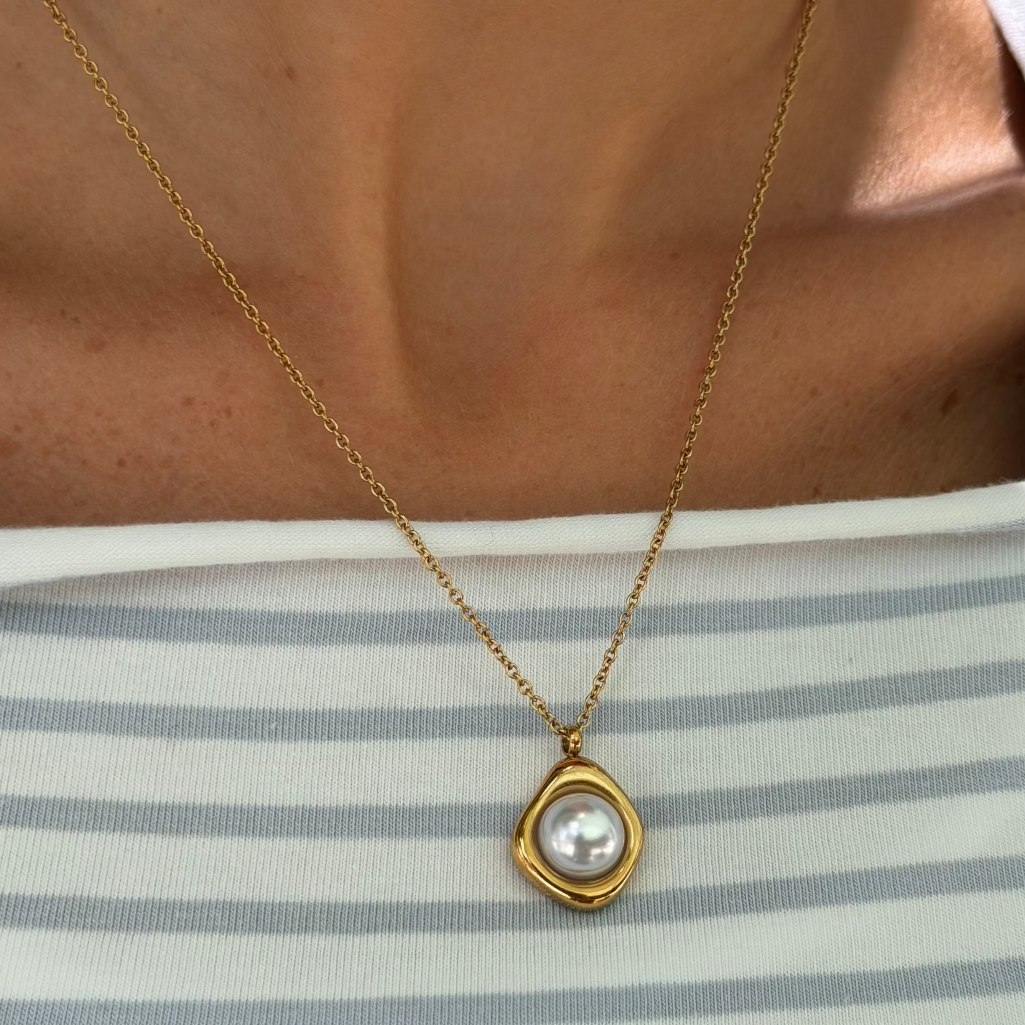 Pretty Pearl Aura Necklace - Vantage Jewelry